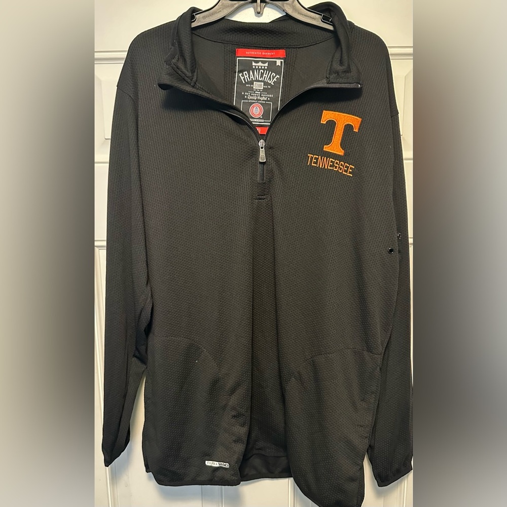 TN Volunteers franchise club 1/4 zip Therma tech pullover- mens med- nwot